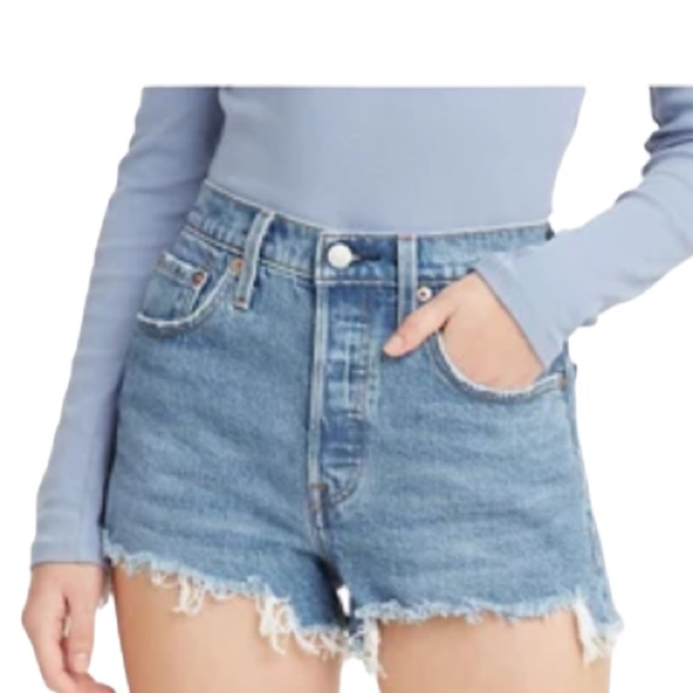 LEVI’S Women’s 501 High Rise Shorts in Médium Wash. Size:  32